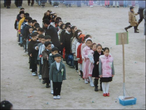 초등학교 입학식 사진. 맨 앞이 종혁, 찬휘는 키가 커서 뒷줄에 있다. 